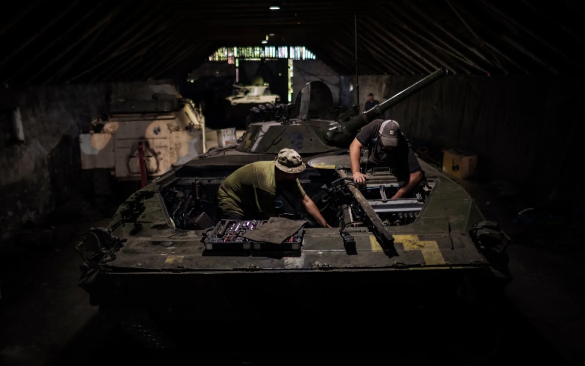 Lặng lẽ đội ngũ kỹ sư, kỹ thuật viên bảo đảm xe tăng Ukraine lăn bánh